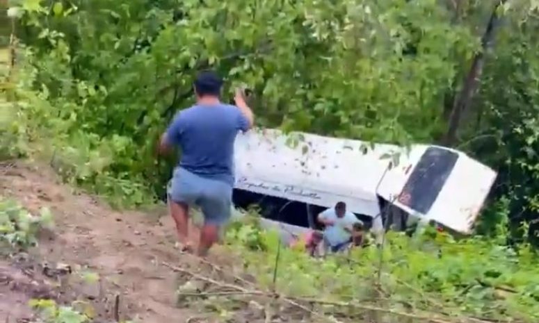 Vuelca urvan en carretera El Coyul-Huatulco
