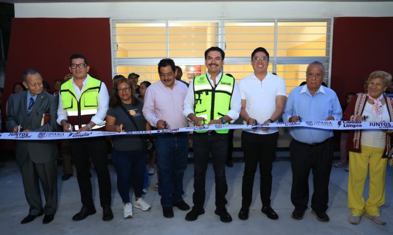 Entrega Ray Chagoya nueva aula en primaria de Santa Rosa Panzacola