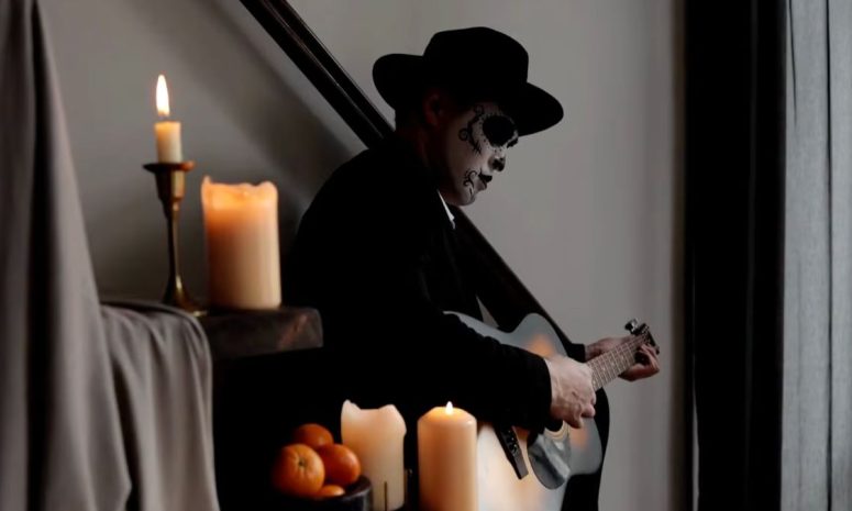 Lleva músico oaxaqueño homenaje al Día de Muertos al extranjero